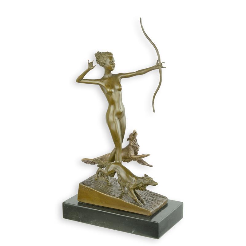 Bronzen sculptuur van een boogschutter met twee jachthonden op marmeren sokkel