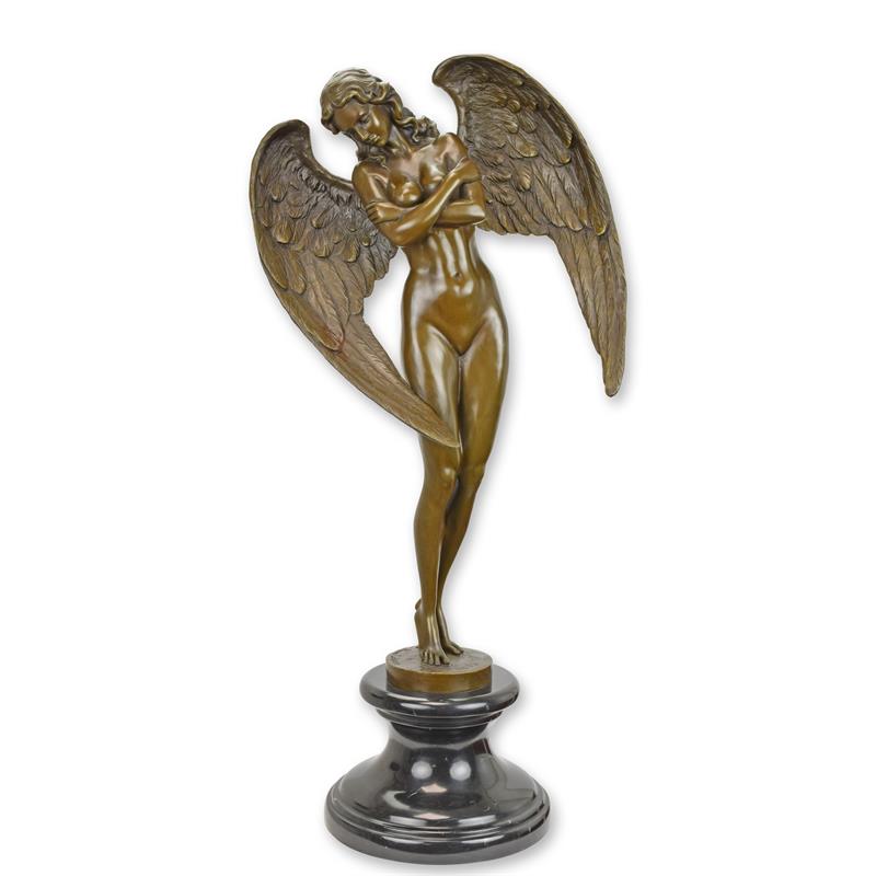 Bronzen sculptuur van een gevleugelde vrouwelijke figuur op sokkel met warme patina
