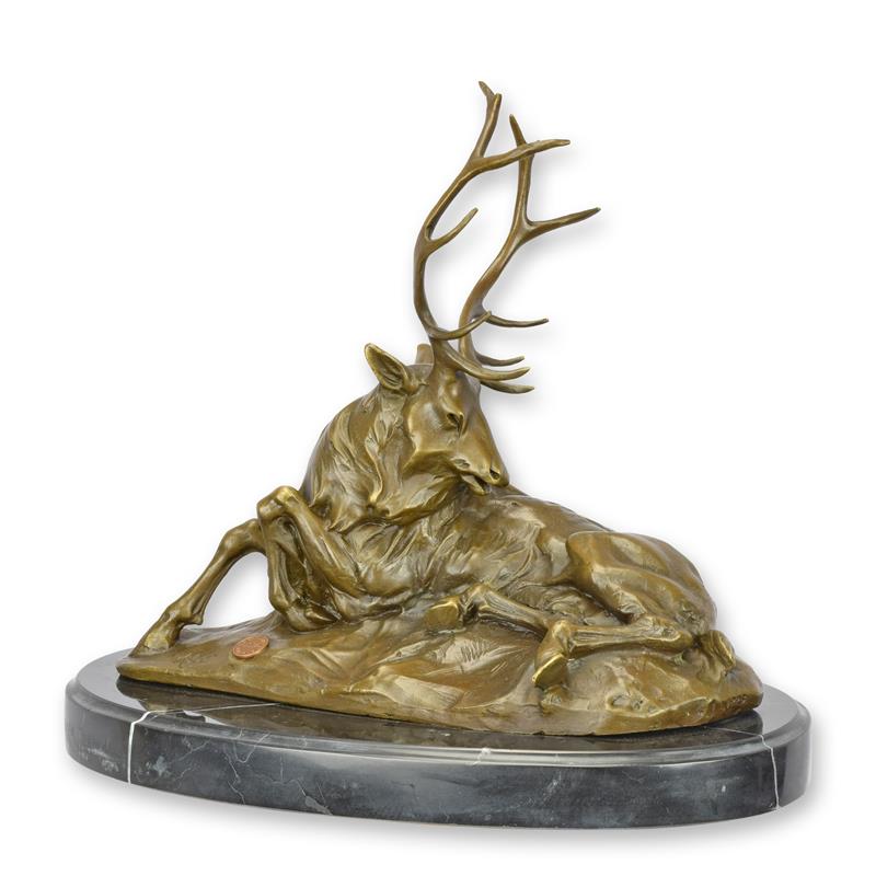 Bronzen sculptuur van een liggend hert met gewei op marmeren sokkel, ovaal basiselement