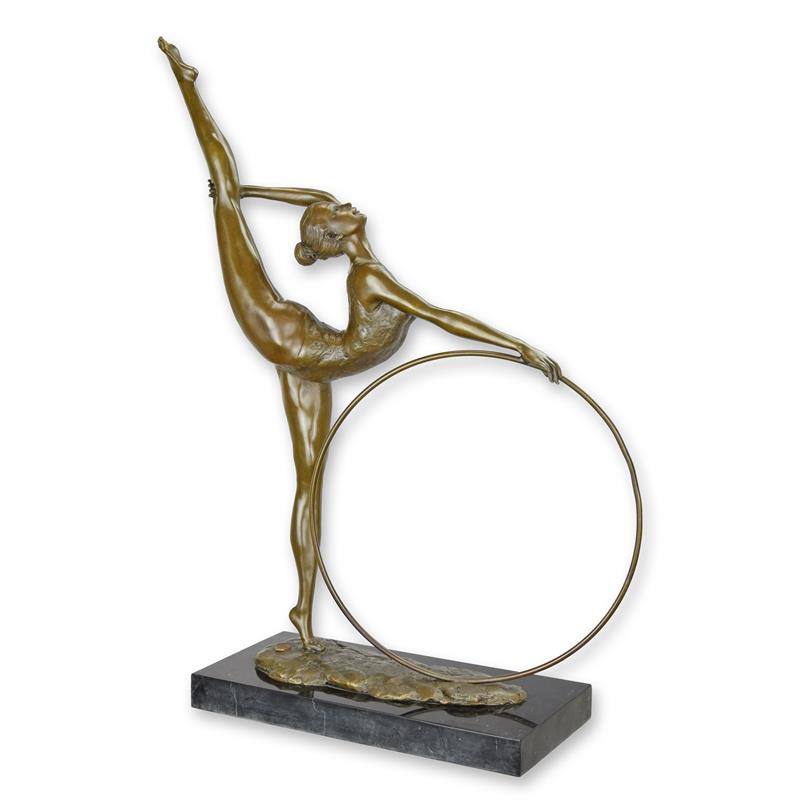 Bronzen sculptuur van een danseres met hoepel op rechthoekige marmeren sokkel, langgerekte pose