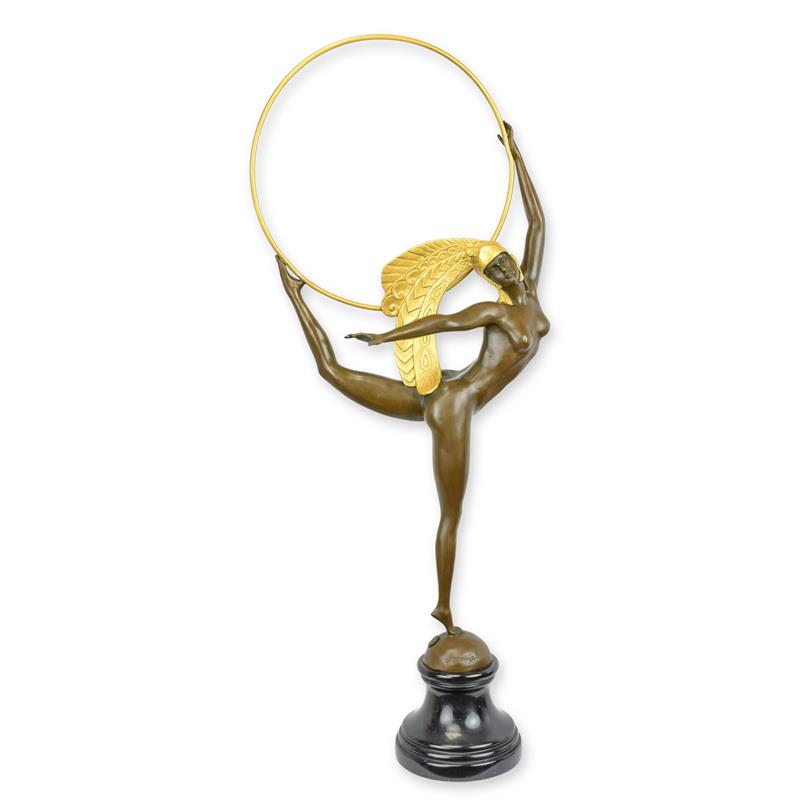 Bronzen hoepeldanseres met goudkleurige ring op zwarte marmeren sokkel, hoogte 70,8 cm.