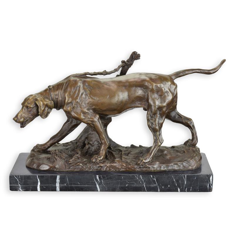 Bronzen sculptuur van jachthond op sokkel, 37 cm – klassiek