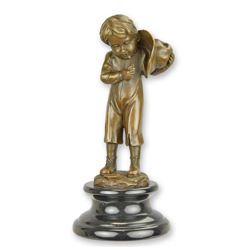 Bronzen beeld van een jongen die een sigaret aansteekt op marmeren sokkel – 22 cm – VntiQue