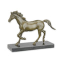 Bronzen sculptuur van een galopperend paard op rechthoekige marmeren sokkel, 23 cm lang.