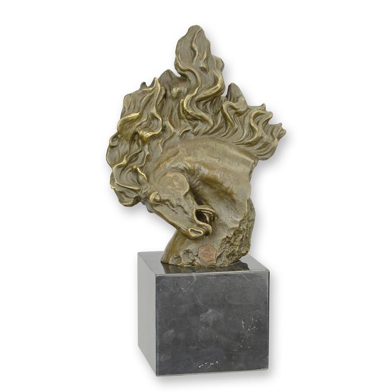 Bronzen sculptuur van een paardenhoofd met golvende manen op vierkante marmeren sokkel, 30 cm hoog