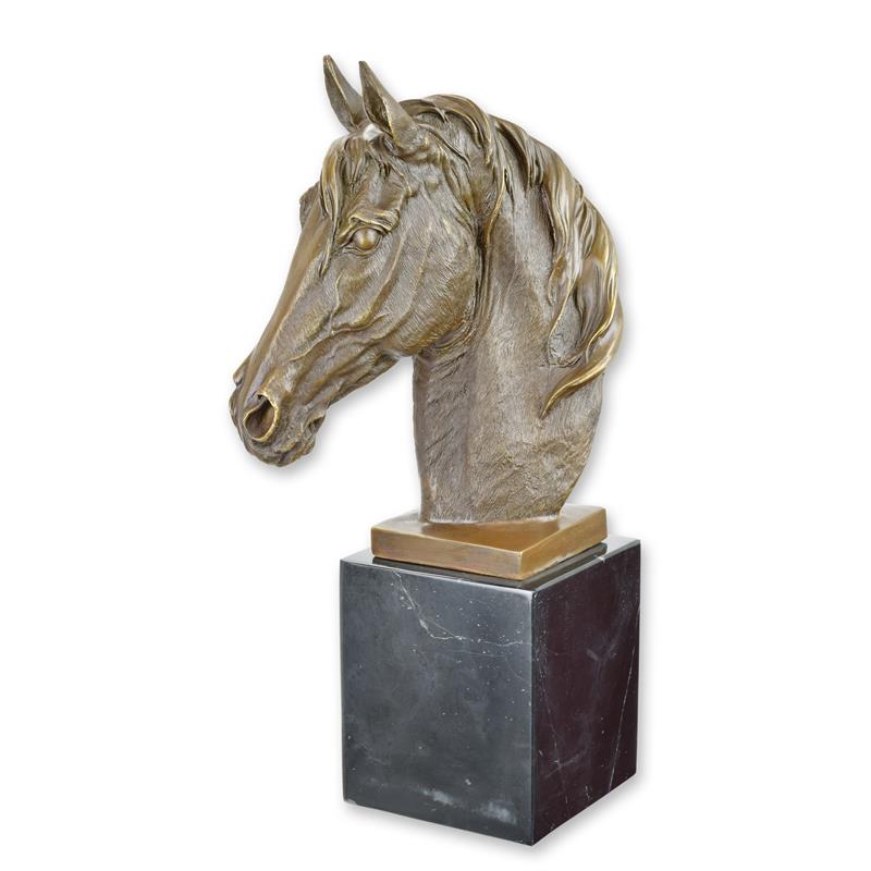 Bronzen buste van een paardenhoofd op zwarte marmeren sokkel, 43,5 cm hoog.