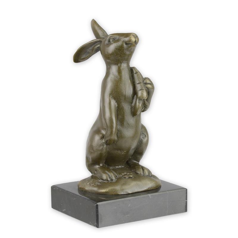 Bronzen paashaas met wortel op vierkante marmeren sokkel, 13,5 cm hoog