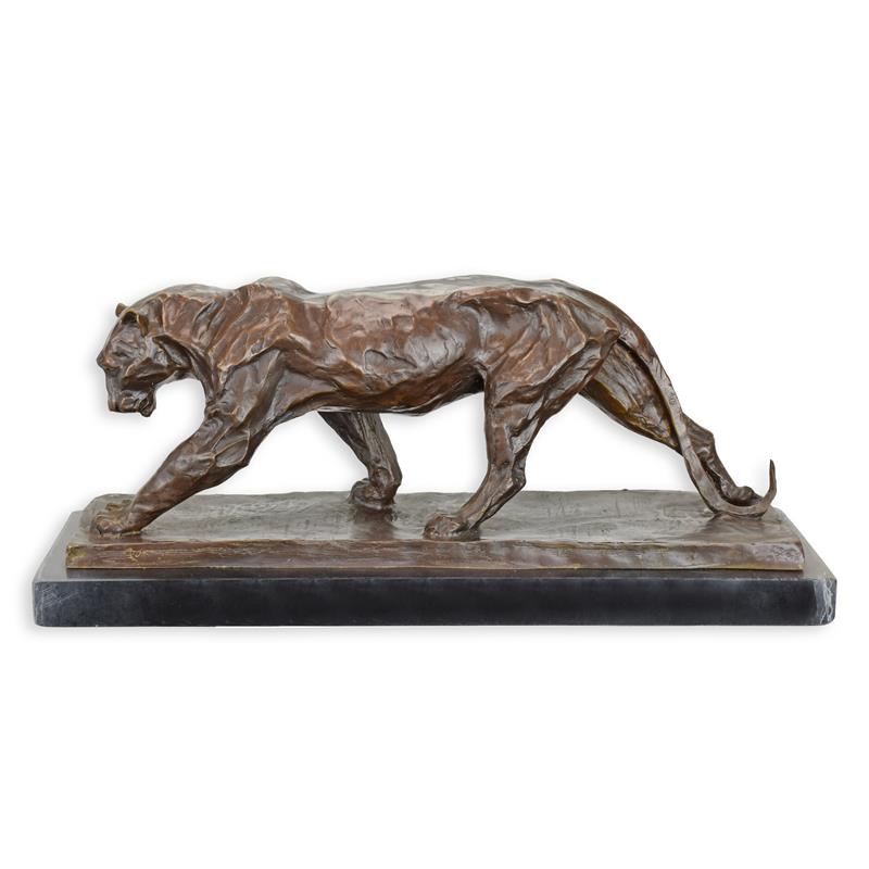 Bronzen sculptuur van een sluipende panter op rechthoekige sokkel