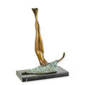 Bronzen sculptuur ‘Camouflage’ met opwaartse benen en groen gepatineerde mantel op marmeren sokkel – 28 cm – VntiQue
