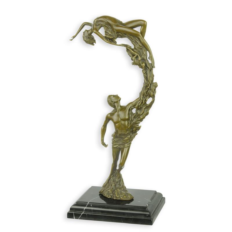 Bronzen sculptuur van een jong stel in opwaartse omhelzing op marmeren sokkel – 36,2 cm – VntiQue