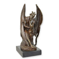Bronzen sculptuur van Satan, zittend mythisch figuur met vleugels op donkere sokkel – 31 cm hoog.