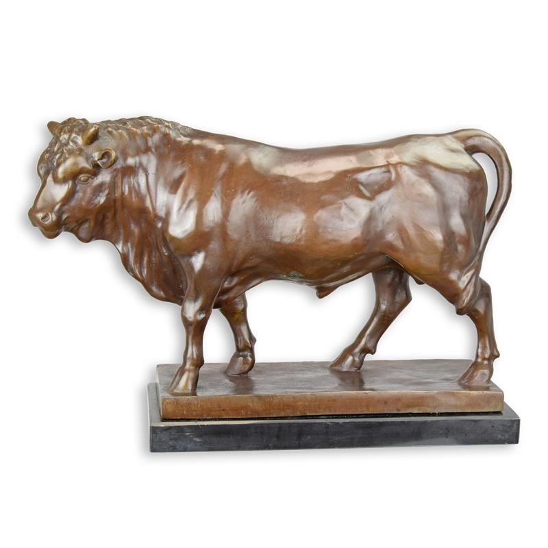 Bronzen sculptuur van een krachtige stier in dynamische houding