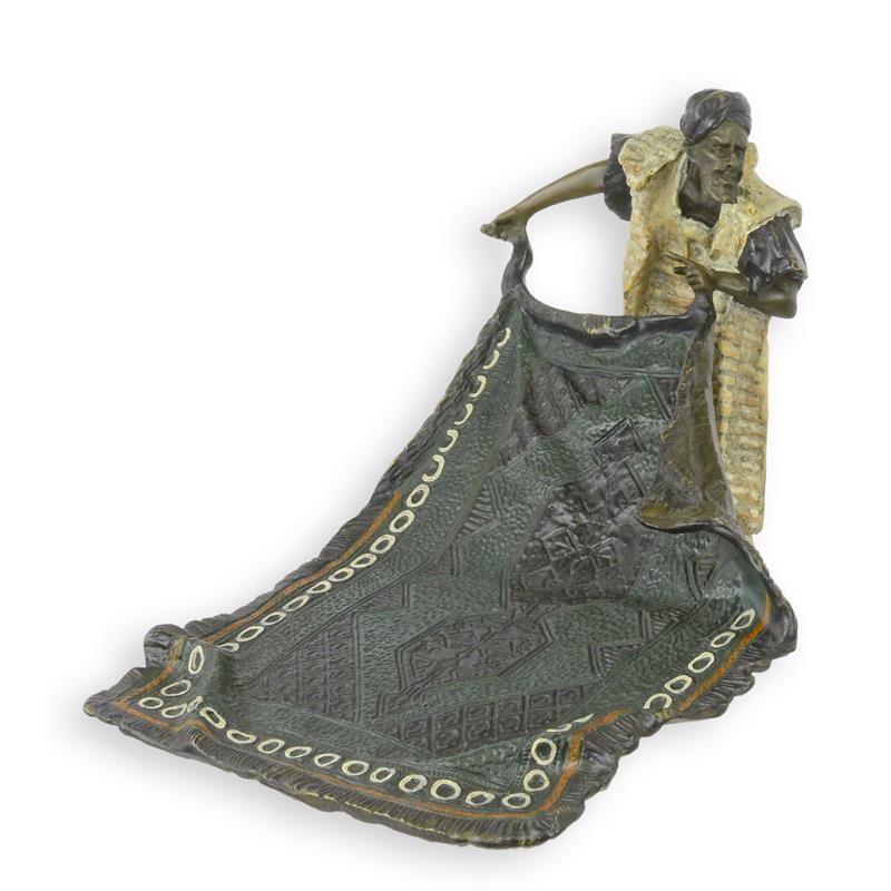 Bronzen sculptuur van tapijtverkoper met decoratieve schaal – 24 cm – VntiQue