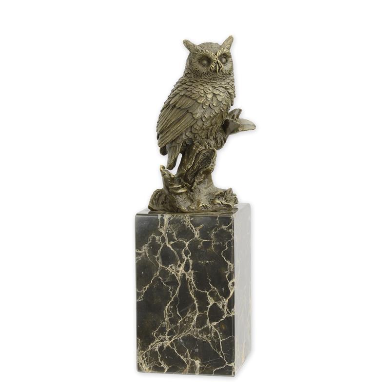 Bronzen sculptuur van een ransuil met oorpluimen op marmeren sokkel – 27,2 cm hoog.