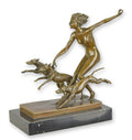Bronzen sculptuur van een vrouw met drie windhonden op marmeren sokkel, rechthoekige basis