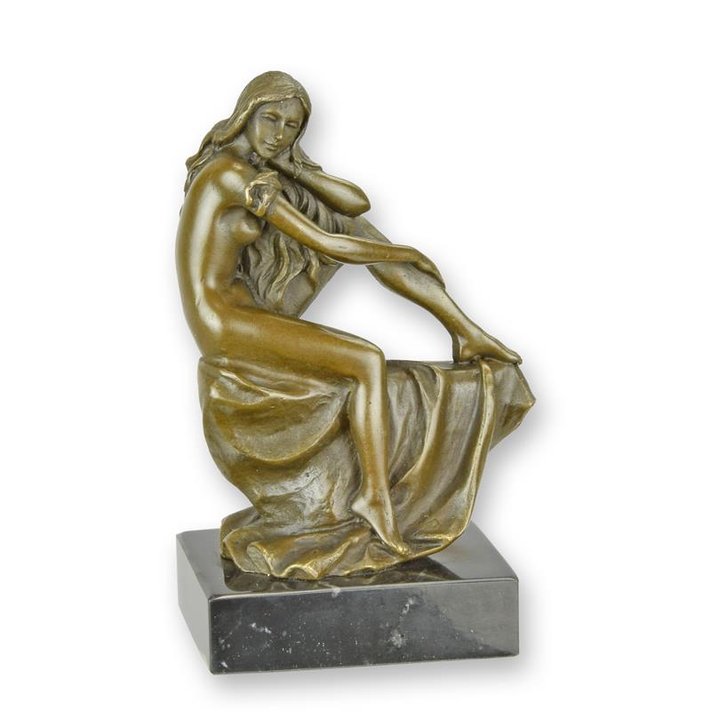 Bronzen zittend vrouwelijk naakt op vierkante marmeren sokkel, 14 cm hoog