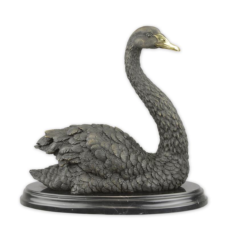 Bronzen sculptuur van een zittende zwaan op ovale basis met zwarte marmeren sokkel, 31 cm hoog