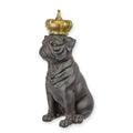 Resin beeld van zittende bulldog met goudkleurige kroon, bronslook – 28,7 cm – VntiQue