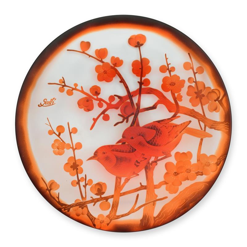 Ondiepe cameo-glazen schaal met rood/oranje zangvogels en bloesemtakken – Ø 37,8 cm