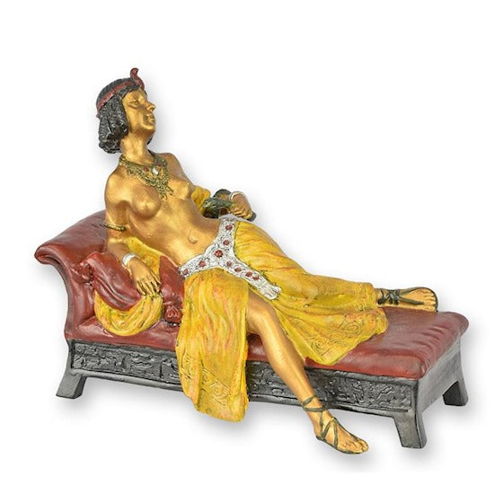 Bronzen beeld liggende Cleopatra in full color op chaise longue 14,9 cm – VntiQue