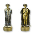 Bronzen sculptuur dame met jas met gekleurde afwerking en reveal-effect – 17 cm – VntiQue
