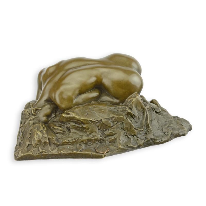 Bronzen sculptuur van Danaid in liggende pose op rots – 9,7 cm – VntiQue