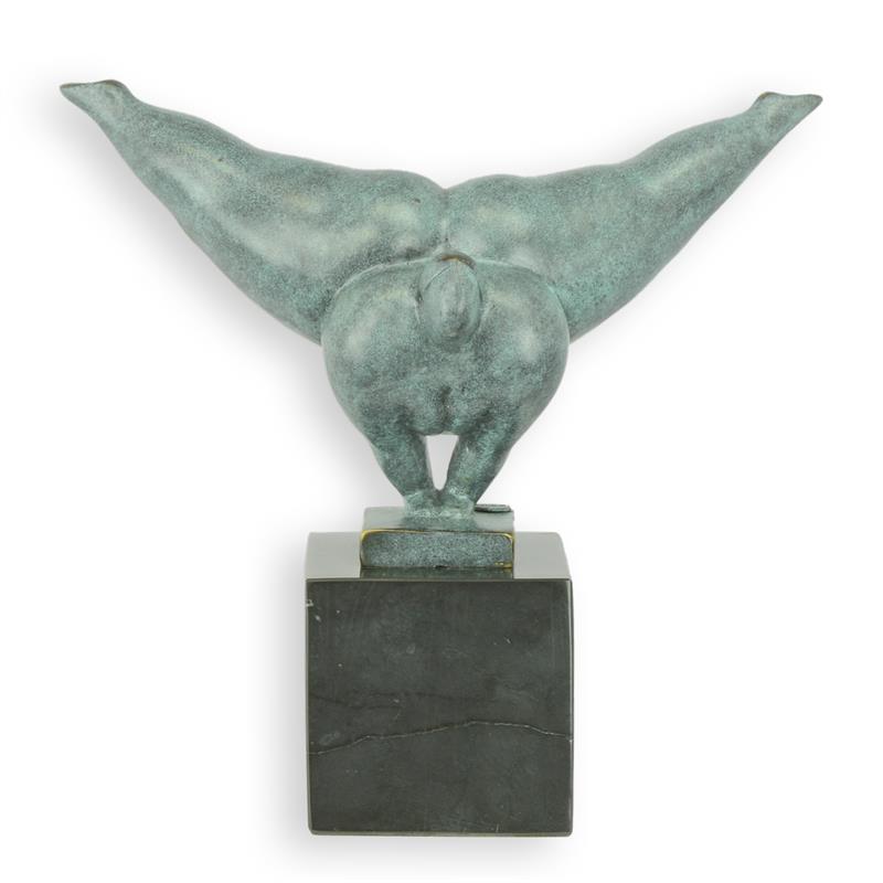Bronzen danseres met groene patina op marmeren sokkel – 22,4 cm – VntiQue
