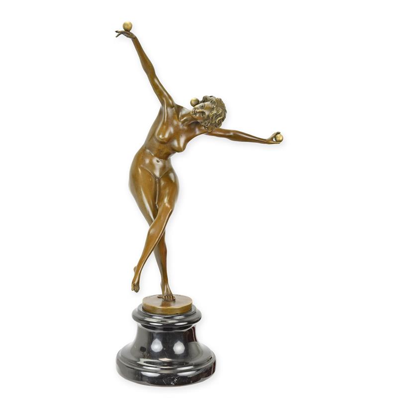 Bronzen danseres met balletjes, bruine patina, op zwarte marmeren sokkel – 42,5 cm – VntiQue