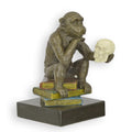 Bronzen beeld Darwin-aap met schedel, op marmeren sokkel – 14,3 cm – VntiQue