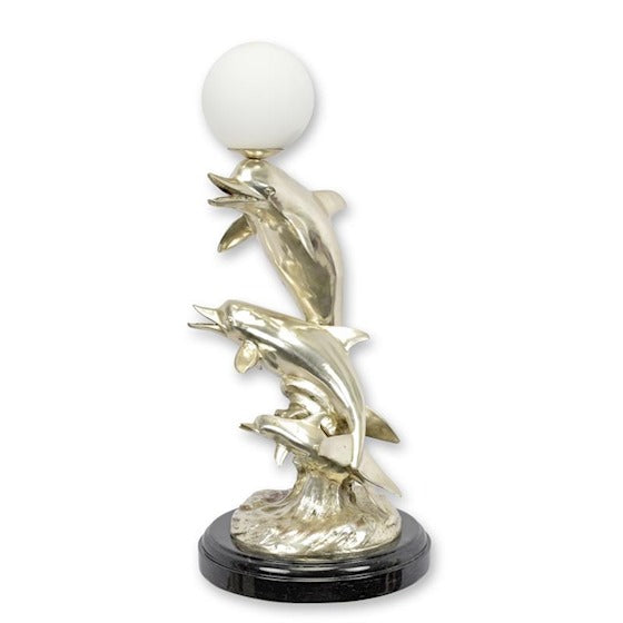 Bronzen dolfijnen tafellamp zilverkleurig met glazen bol op marmeren sokkel 55,6 cm – VntiQue
