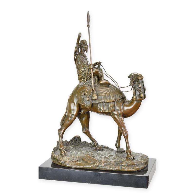 Bronzen sculptuur dromedaris met ruiter met bruine patina op marmeren sokkel – 32 cm – VntiQue