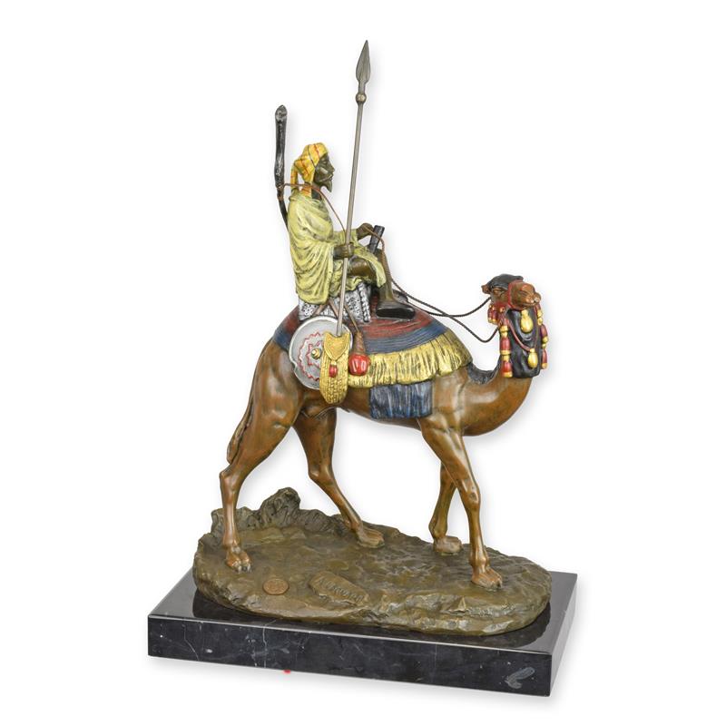 Bronzen beeld dromedaris met ruiter, meerkleurige patina, op marmeren sokkel – 32 cm – VntiQue