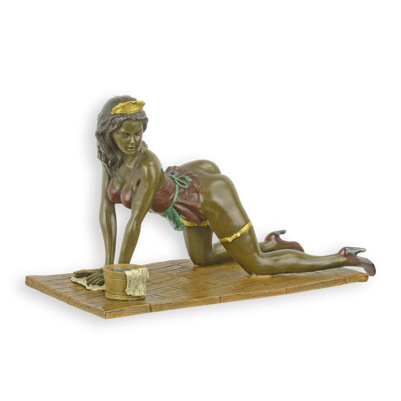 Erotische bronzen sculptuur van dweilende dame op tegelvloer, 23 cm