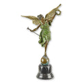 Bronzen beeld Nike/Gevleugelde Overwinning met lauwerkrans en trompet, groene patina, vergulde vleugels, marmeren sokkel – 40,7 cm – VntiQue