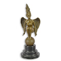 Bronzen beeld van gevleugelde vrouw op bol, op getrapte marmeren sokkel – 35,4 cm – VntiQue
