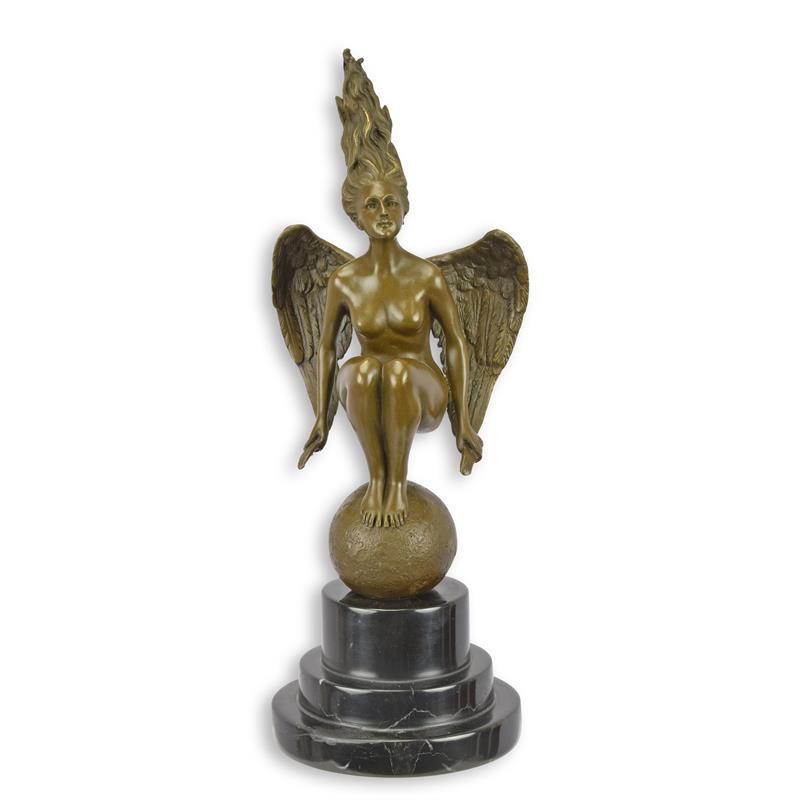 Bronzen beeld van gevleugelde vrouw op bol, op getrapte marmeren sokkel – 35,4 cm – VntiQue