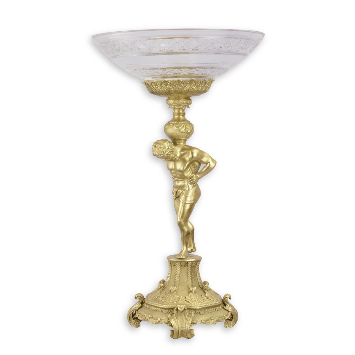 Geslepen glazen schaal op goudkleurige bronzen stand met klassieke figurine, 56,4 cm – Ø 32,7 cm