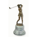 Bronzen sculptuur golfster met bruine patina op marmeren sokkel – 27 cm – VntiQue