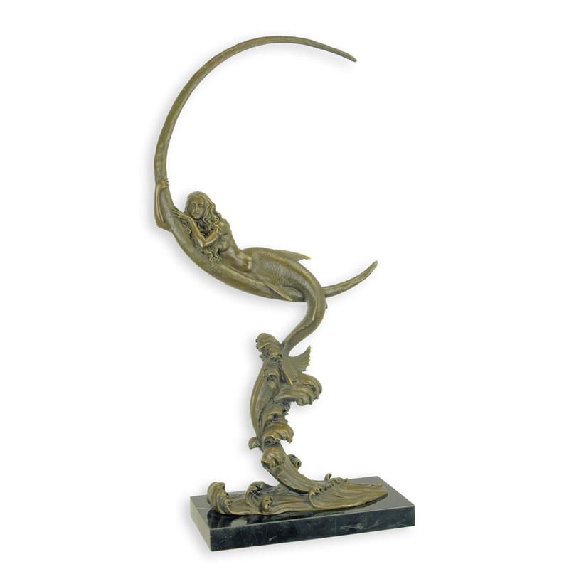 Bronzen zeemeermin die in een halve maan rust op marmeren sokkel – 65 cm – VntiQue