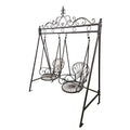 Grote ijzeren schommelbank met twee afzonderlijke hangstoelen en sierlijk krulornament, afmeting 228×184×90 cm