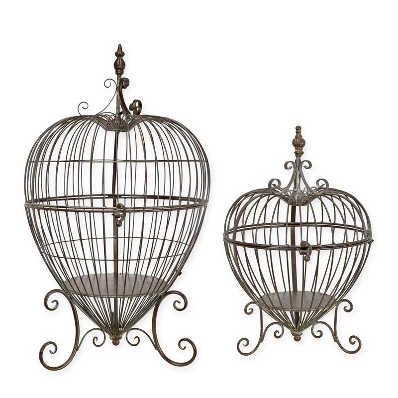 Set van twee vergrijsde ijzeren vogelbaden met open draadwerk en krulpoten, grootste 77,5 cm hoog