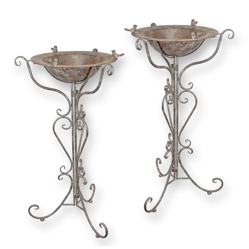 Set van twee ijzeren vogelbaden met patina-look, ronde schaal met vogeltjes en sierlijke krulpoten, 81 cm hoog per stuk