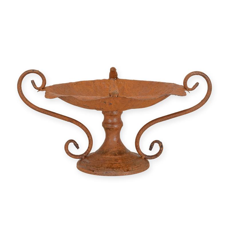 IJzeren vogelvoederschaal op voet met twee krulgrepen, roestkleurige afwerking, 30 × 33,8 × 17 cm
