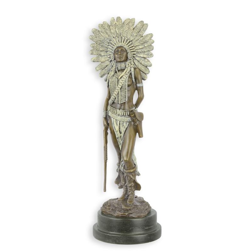 Bronzen beeld van inheemse vrouw met veren­tooi, meerkleurige patina, op marmeren sokkel – 45,7 cm – VntiQue