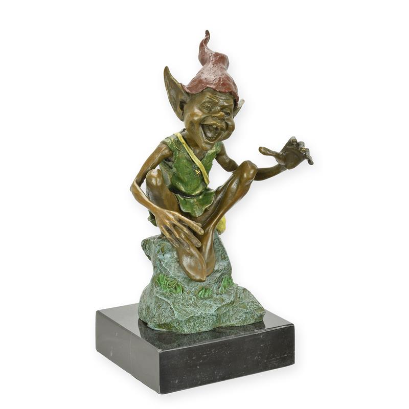 Bronzen sculptuur van rustende kabouter op marmeren sokkel, groen/bruin patina – 21,5 cm – VntiQue