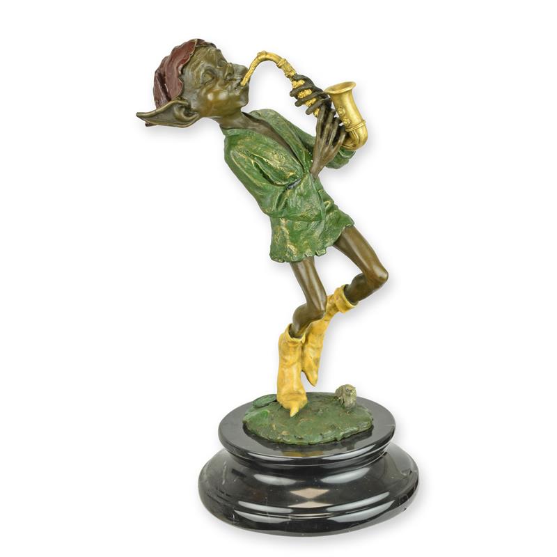 Bronzen sculptuur van kabouter die saxofoon speelt op marmeren sokkel, groen/bruin patina – 24,8 cm – VntiQue