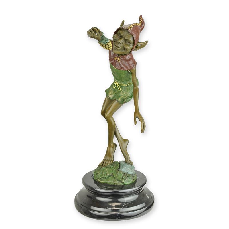 Bronzen sculptuur van kabouter met druiventros op marmeren sokkel, groen/bruin patina – 27,7 cm – VntiQue
