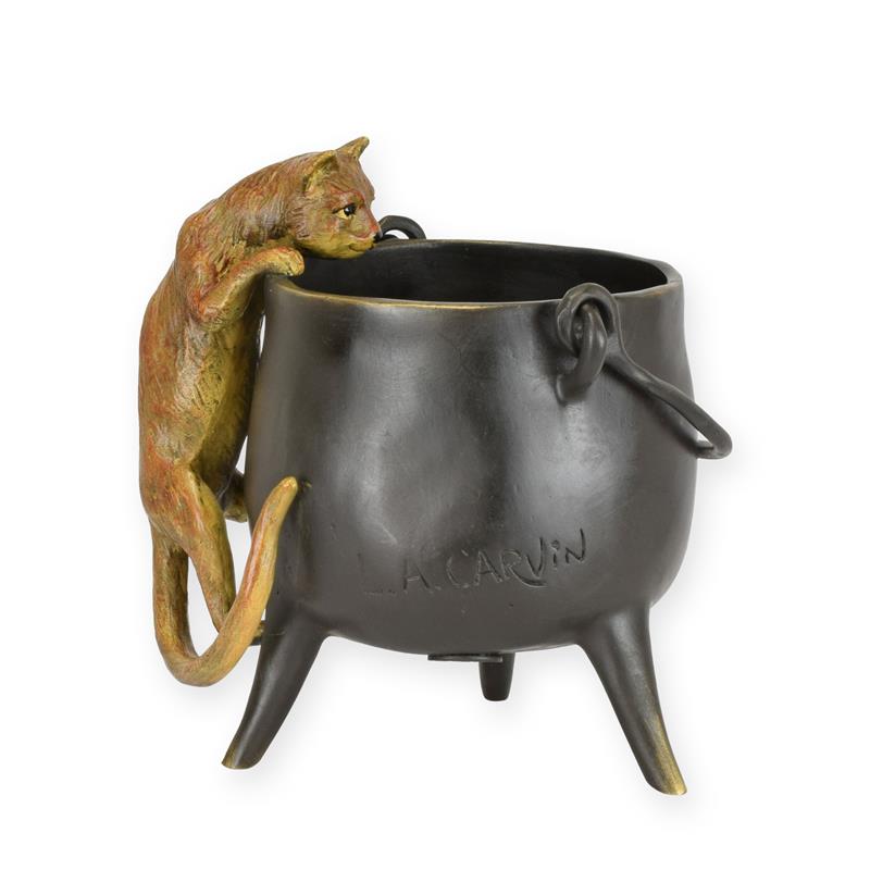 Bronzen beeld van kat die op ketel klimt, bruin patina – 12,7 cm – VntiQue