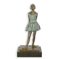 Bronzen sculptuur van een kleine danseres met bruin-groene patina op sokkel – 38,2 cm – VntiQue