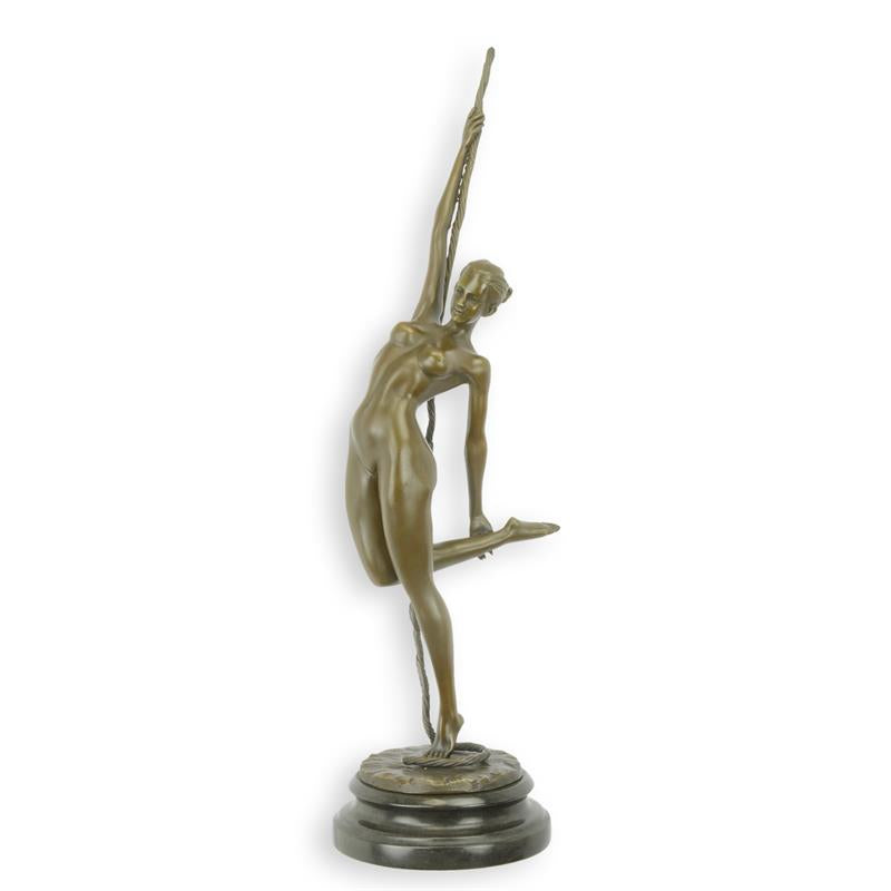 Bronzen koorddanseres met geheven arm op ronde sokkel – 46,6 cm – VntiQue